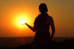 Holding_up_the_sun_by_Blooper1980